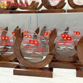 Kỷ Niệm Chương Pha Lê Chân Gỗ Hình Tròn