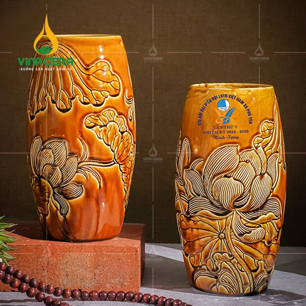 Bình hoa khắc sen men hoàng thổ