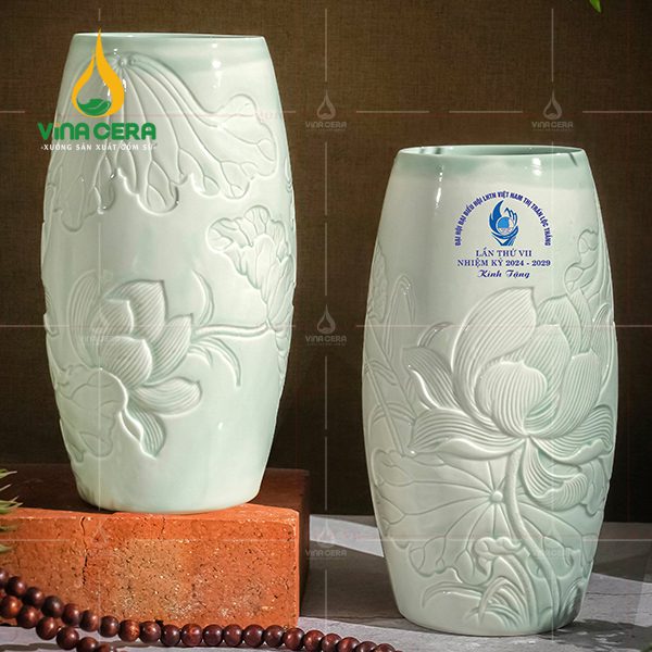Bình hoa khắc sen men ngọc